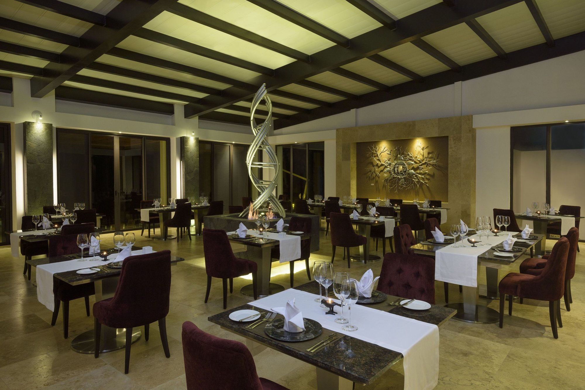 Pikaia Lodge Santa Cruz Island Restaurant photo