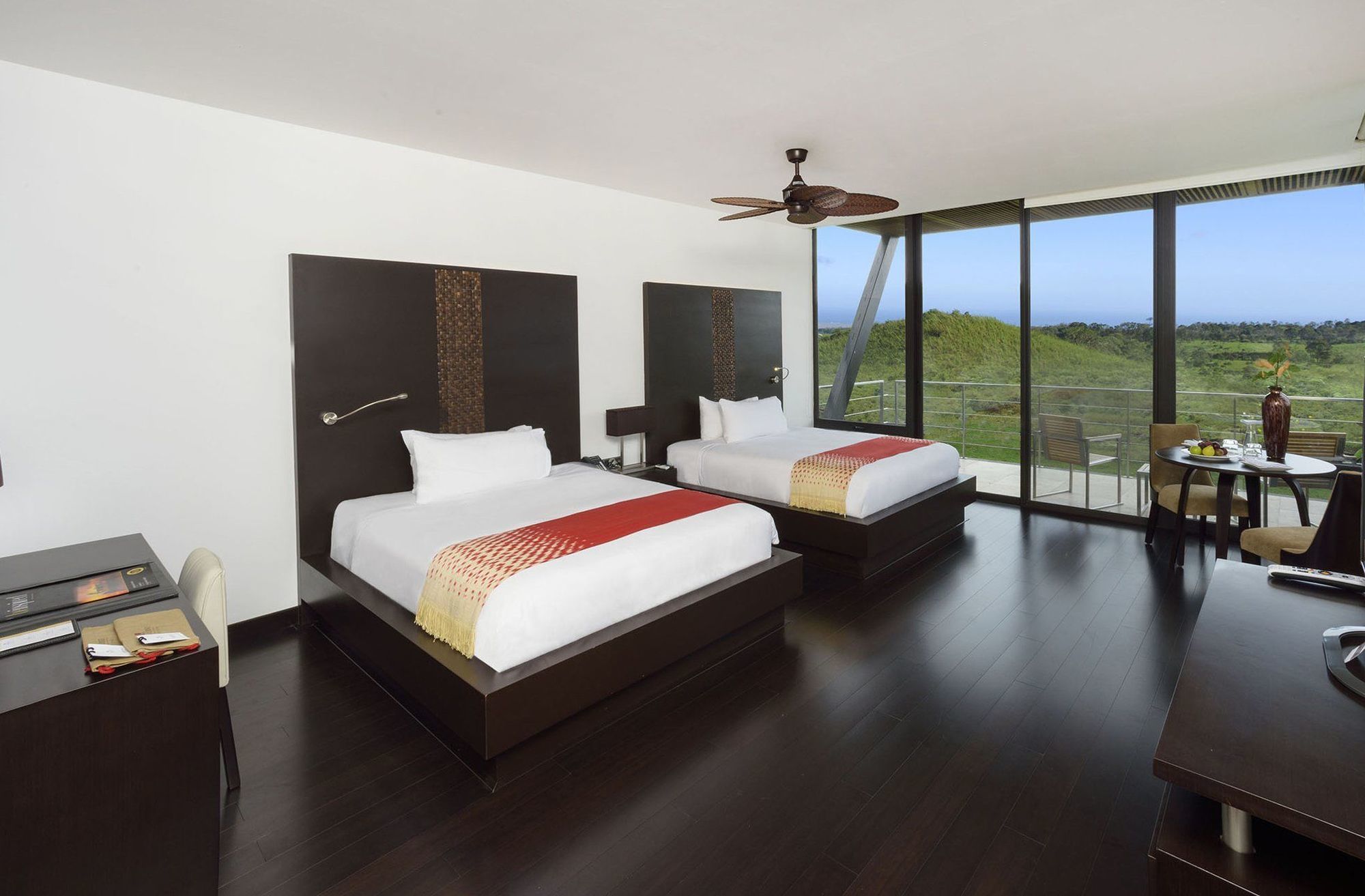 Pikaia Lodge Santa Cruz Island Extérieur photo